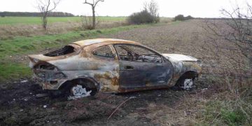 Un'automobile bruciata