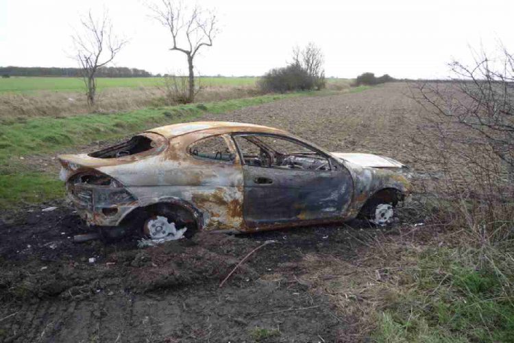 Un'automobile bruciata