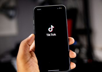 Uno smartphone con il logo di TikTok sul display