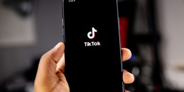 Uno smartphone con il logo di TikTok sul display