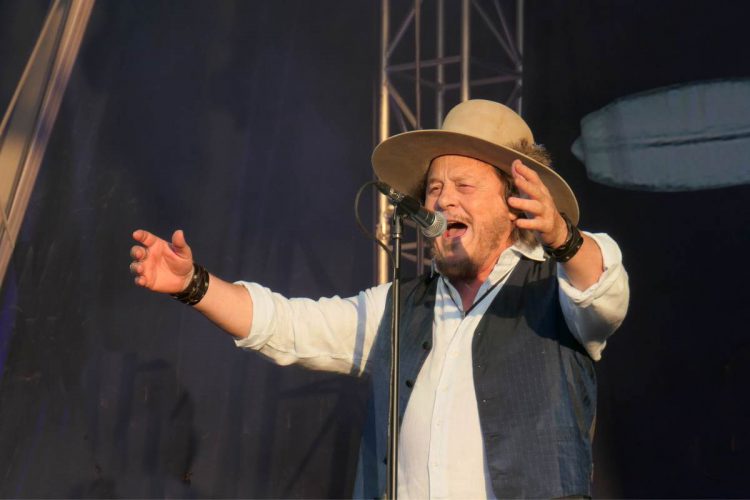Zucchero durante un concerto