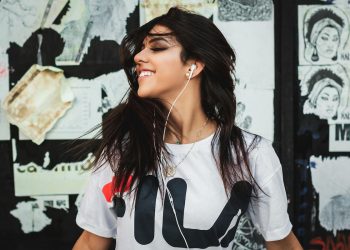 Per la musica ricavi in calo: il vinile resiste mentre lo streaming domina