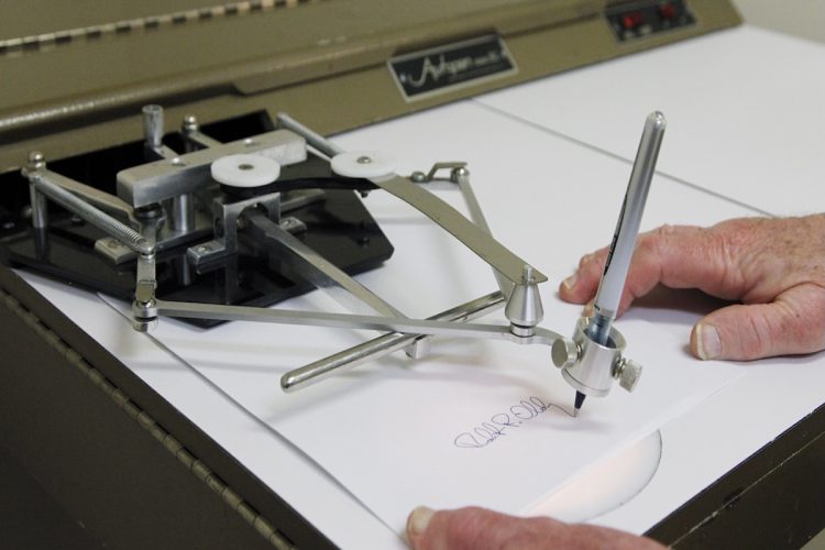 L'autopenna di Biden: la firma automatica al centro dell'attacco di Trump