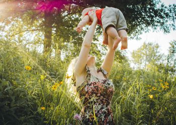 Corte Costituzionale: annullato il divieto per i single di adottare bambini all’estero