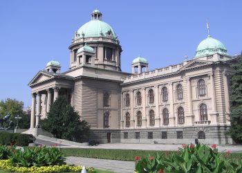 Corteo a Belgrado: migliaia di cittadini in marcia verso il Parlamento