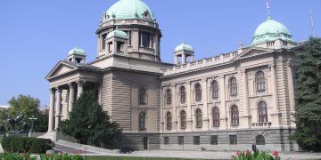 Corteo a Belgrado: migliaia di cittadini in marcia verso il Parlamento