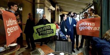 Milano, Ultima Generazione protesta nel ristorante di Cracco: "Cibo per pochi, fame per molti