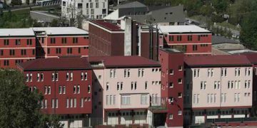 Milano, incendio al carcere Beccaria: detenuti minorenni incendiano materassi, cinque intossicati