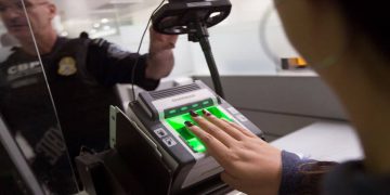 USA, aumentano i viaggiatori bloccati o respinti alla dogana: Cosa sta succedendo?