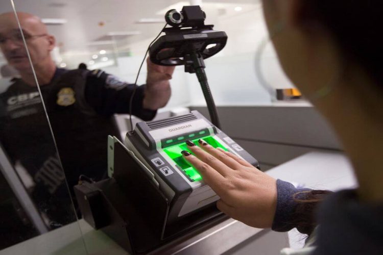 USA, aumentano i viaggiatori bloccati o respinti alla dogana: Cosa sta succedendo?