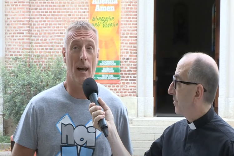 Abusi sessuali, accuse gravi contro Don Samuele Marelli: "Fotografava i ragazzi sotto la doccia ai campi estivi"