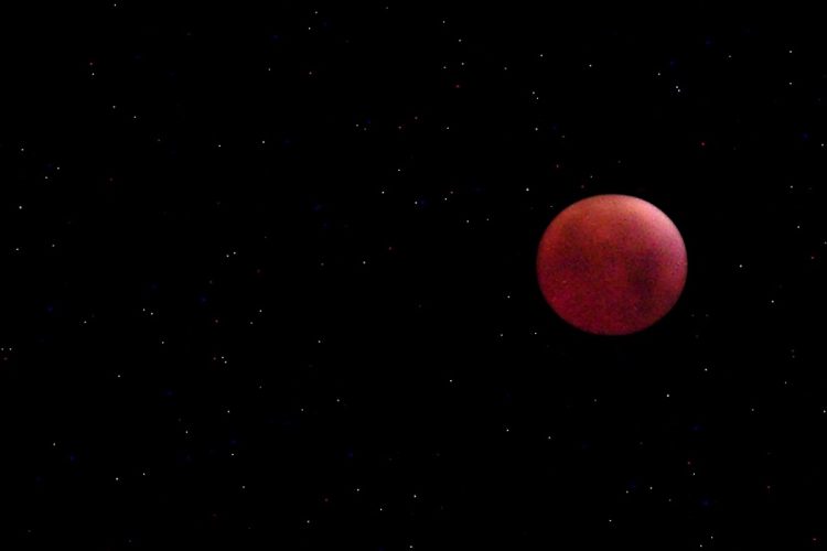 Eclissi lunare totale: quando e dove vedere la spettacolare Luna 'rosso sangue'