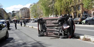 Incidenti stradali in calo, ma troppi guidano con il cellulare