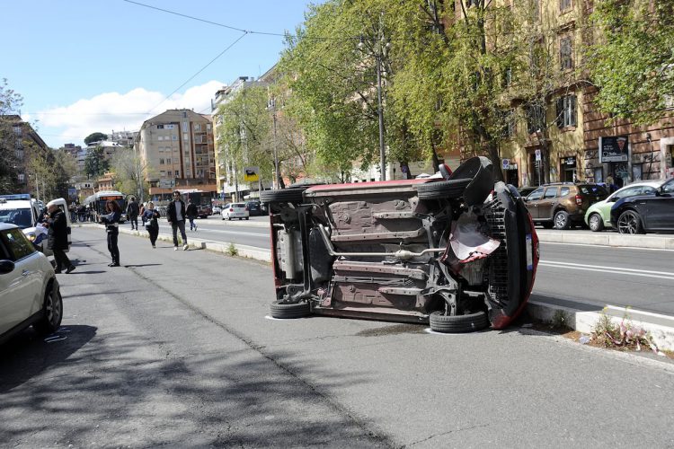 Incidenti stradali in calo, ma troppi guidano con il cellulare