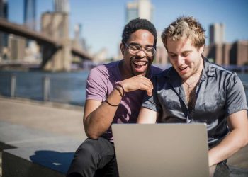 Crescita della "manosfera": contenuti misogini e antifemministi invadono i social degli adolescenti