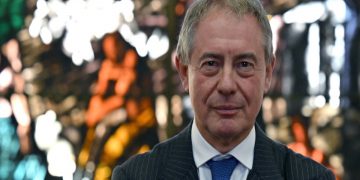 Crisi automotive, il governo punta sulla riconversione militare. M5s e Avs: “Piano folle”