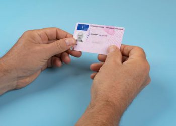 Patente di guida a 17 anni: l’Europa prepara nuove regole e un documento unico digitale entro il 2030