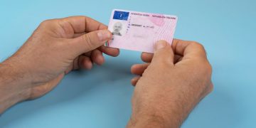 Patente di guida a 17 anni: l’Europa prepara nuove regole e un documento unico digitale entro il 2030