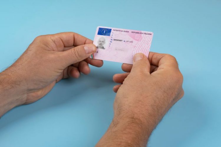 Patente di guida a 17 anni: l’Europa prepara nuove regole e un documento unico digitale entro il 2030