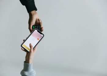 Italia, boom dei pagamenti elettronici: POS in aumento del 30% e transazioni in crescita