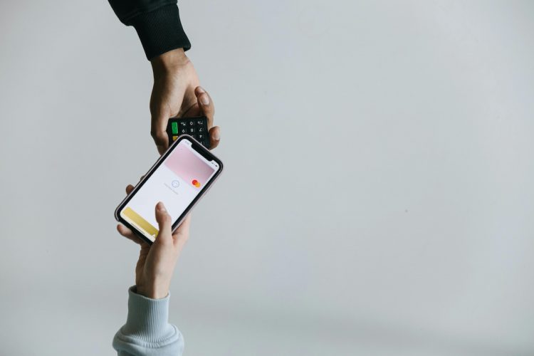 Italia, boom dei pagamenti elettronici: POS in aumento del 30% e transazioni in crescita