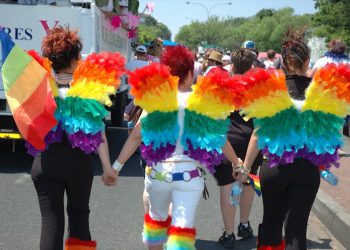 Parlamento ungherese approva legge che vieta il Pride: impatto sui diritti civili