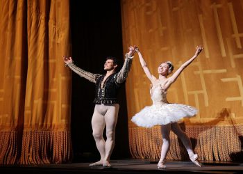 Roberto Bolle compie 50 anni: un regalo speciale per celebrare la sua carriera stellare