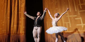 Roberto Bolle compie 50 anni: un regalo speciale per celebrare la sua carriera stellare