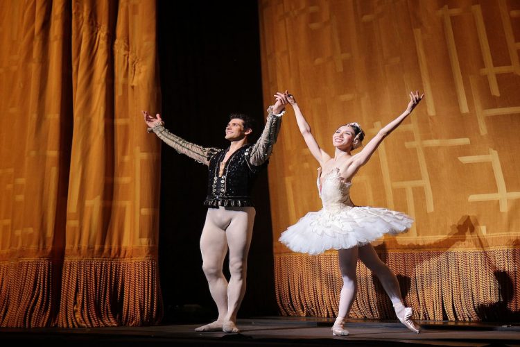 Roberto Bolle compie 50 anni: un regalo speciale per celebrare la sua carriera stellare