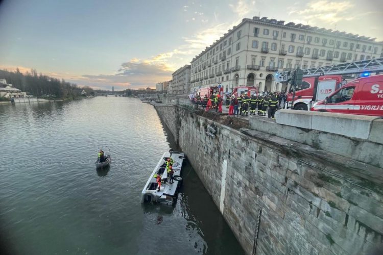Tragedia a Torino: bus turistico precipita nel Po, morto l'autista probabilmente colpito da malore