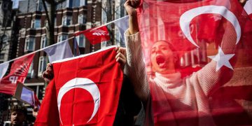 Turchia, quinto giorno di proteste contro l’arresto di Imamoglu: le più grandi dai tempi di Gezi Park