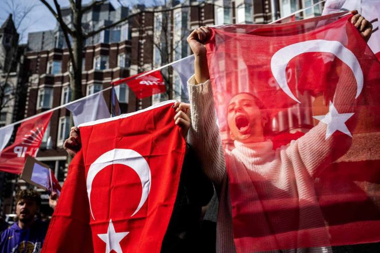 Turchia, quinto giorno di proteste contro l’arresto di Imamoglu: le più grandi dai tempi di Gezi Park