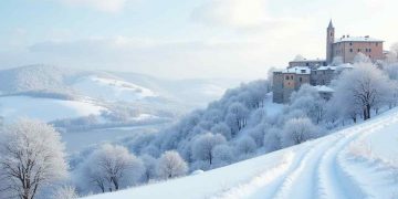 Montagna con alberi ricoperti di neve
