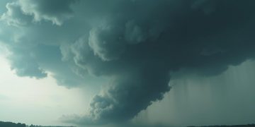 Tornado colpisce Lake City, Arkansas: danni a case e strade ostruite da detriti e alberi abbattuti