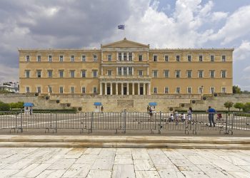 Allarme bomba nel parlamento di Atene: intervento degli artificieri in corso