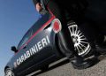 Un carabiniere vicino alla sua vettura - carabinieri