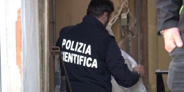 Un agente della polizia scientifica