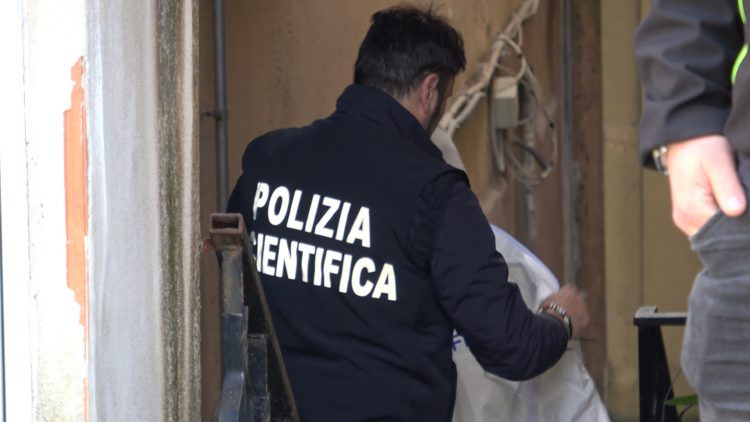 Un agente della polizia scientifica