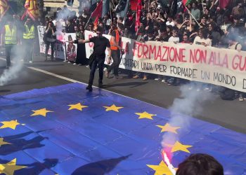 Roma, corteo contro tagli alla scuola e riarmo: studenti bruciano maxi bandiera dell'Ue sotto al ministero dell'Istruzione