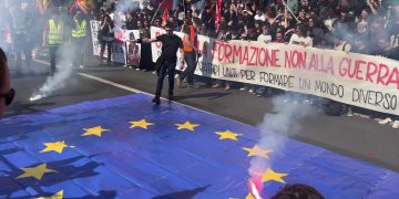 Roma, corteo contro tagli alla scuola e riarmo: studenti bruciano maxi bandiera dell'Ue sotto al ministero dell'Istruzione