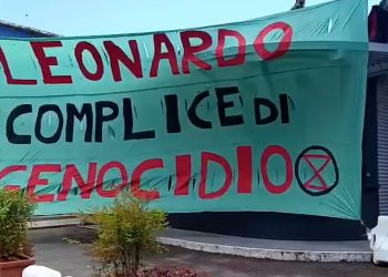 Proteste alla sede di Leonardo