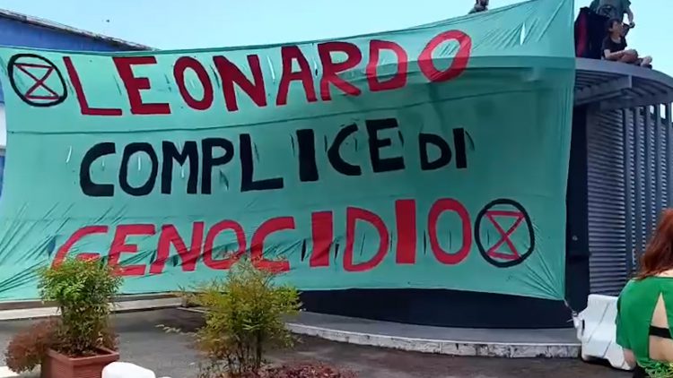 Proteste alla sede di Leonardo