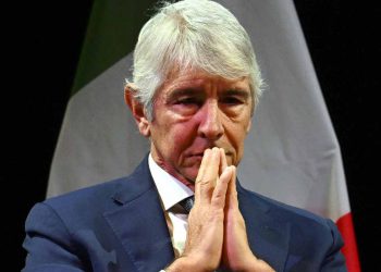 Andrea Abodi, ministro dello Sport, in un'immagine alquanto riflessiva a mani giunte