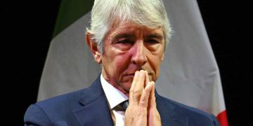 Andrea Abodi, ministro dello Sport, in un'immagine alquanto riflessiva a mani giunte