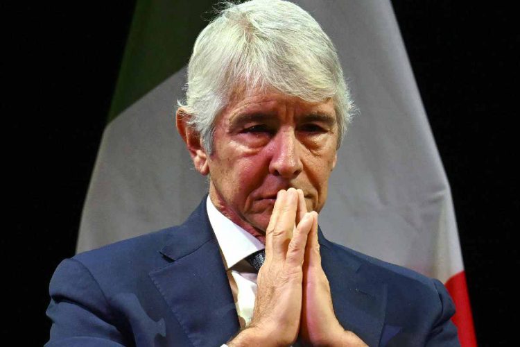 Andrea Abodi, ministro dello Sport, in un'immagine alquanto riflessiva a mani giunte