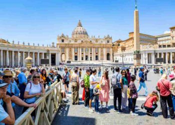 Alta affluenza al Vaticano per rendere omaggio al Papa