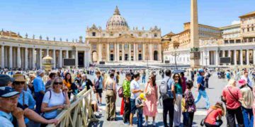 Alta affluenza al Vaticano per rendere omaggio al Papa