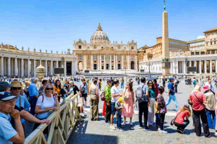 Alta affluenza al Vaticano per rendere omaggio al Papa