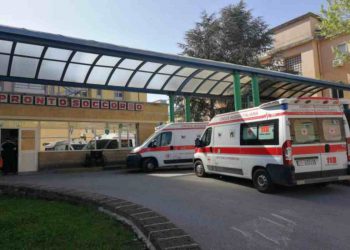 Il Pronto Soccorso di un ospedale con delle ambulanze