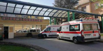 Il Pronto Soccorso di un ospedale con delle ambulanze